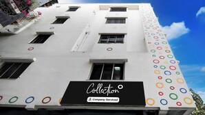 Un bâtiment sur lequel on peut lire l’inscription : « Service de recouvrement de créances ».