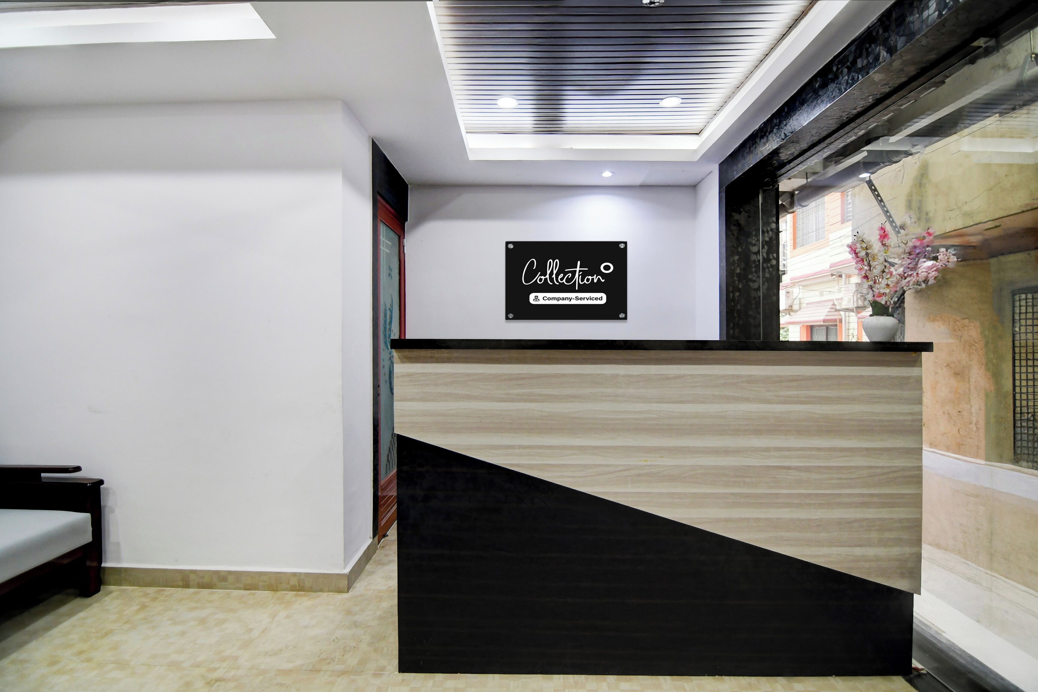 Una recepción con un cartel que dice 'Collection Company Serviced'.