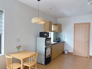 Quarto casal, vista para a cidade | Cozinha privada | Geladeira, micro-ondas, cooktop, panela elétrica de arroz