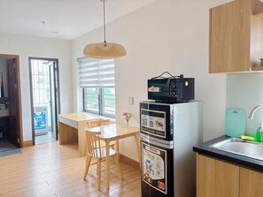 Kamar Double, pemandangan kota | Dapur pribadi | Lemari es besar, microwave, kompor, dan peralatan masak/sendok-piring