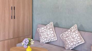 Double Room, City View | Living area