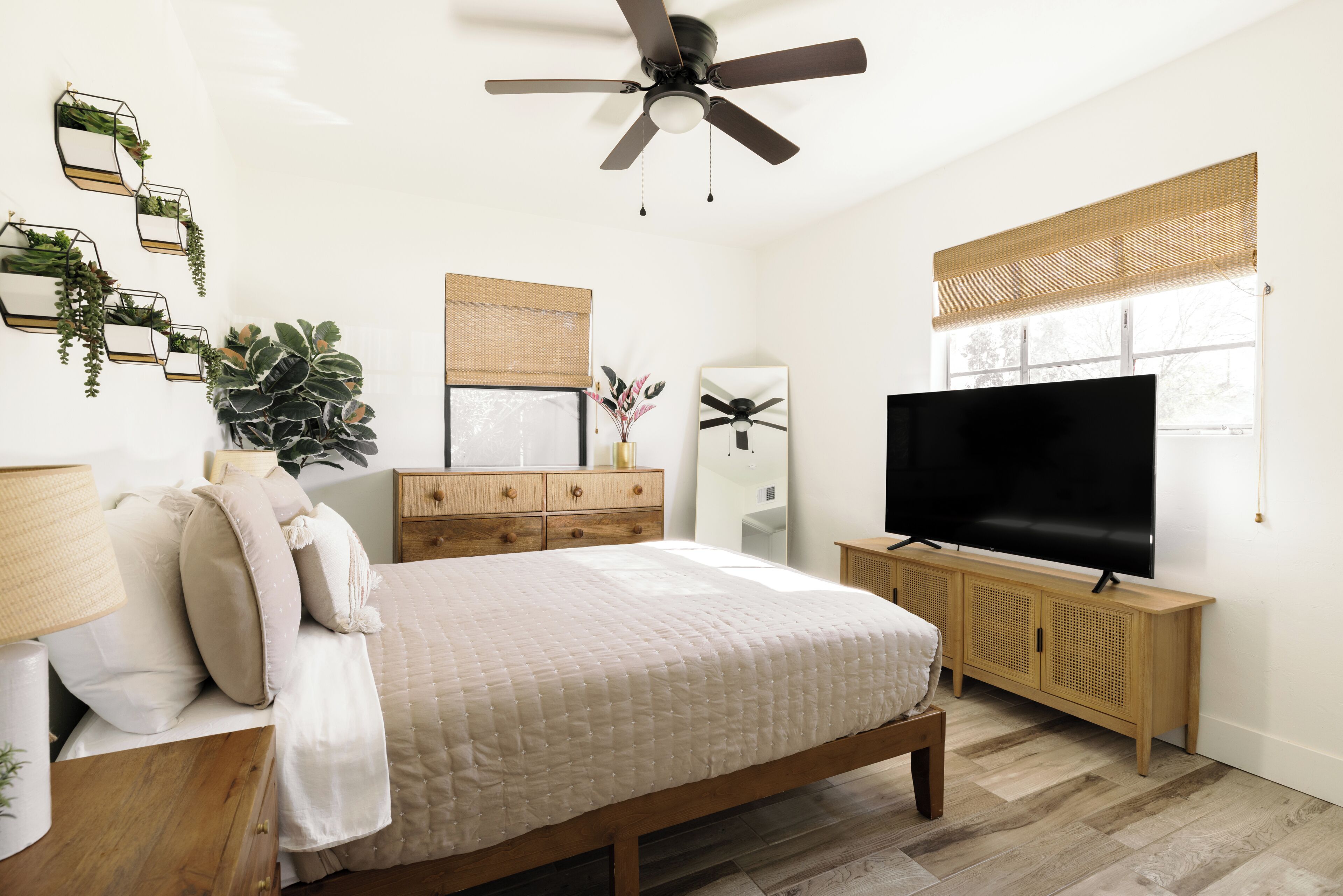 3 habitaciones, escritorio y tabla de planchar con plancha 