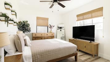 3 habitaciones, escritorio y tabla de planchar con plancha