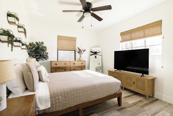 3 Schlafzimmer, Schreibtisch, Bügeleisen/Bügelbrett, Reisekinderbett