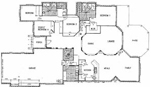 Planta baixa mostrando uma garagem, cozinha, sala de jantar, sala de estar, pátio e vários quartos.