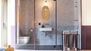 Une salle de bain moderne avec une douche à parois de verre, des toilettes et un lavabo équipé d’un porte-serviettes.