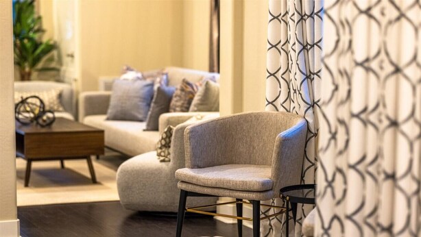 Un salon moderne avec un canapé, des fauteuils et une table basse.