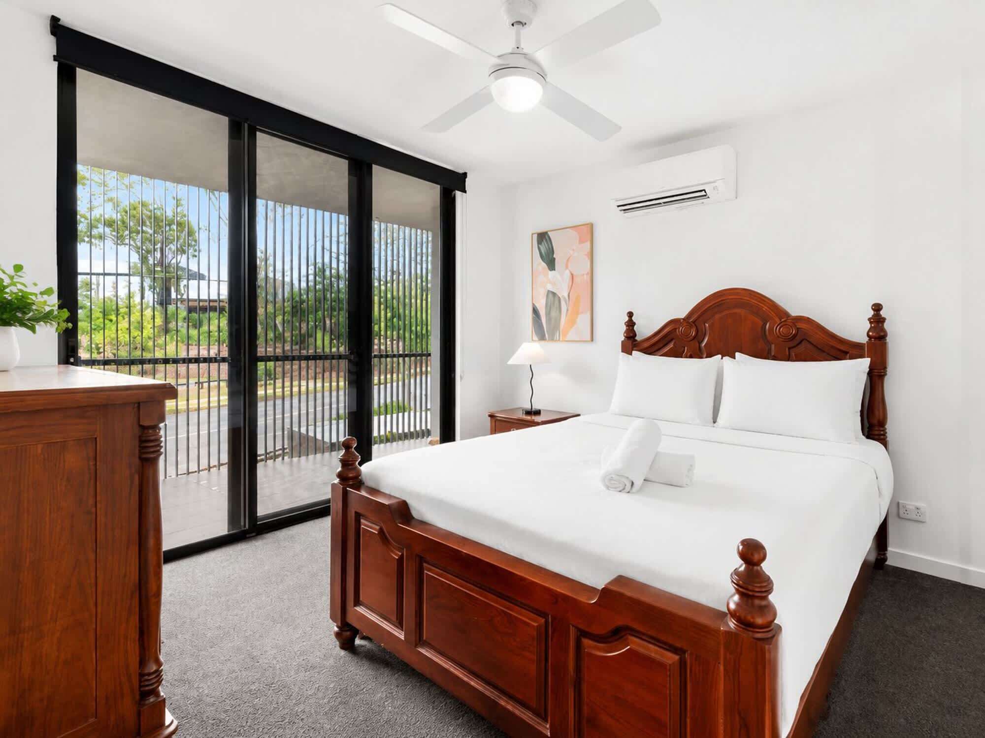 3 bedrooms, desk, bed sheets