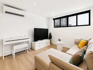 TV, offices - Elevated 3-Bed Apartment Close to Brisbane River (Saint Lucia)