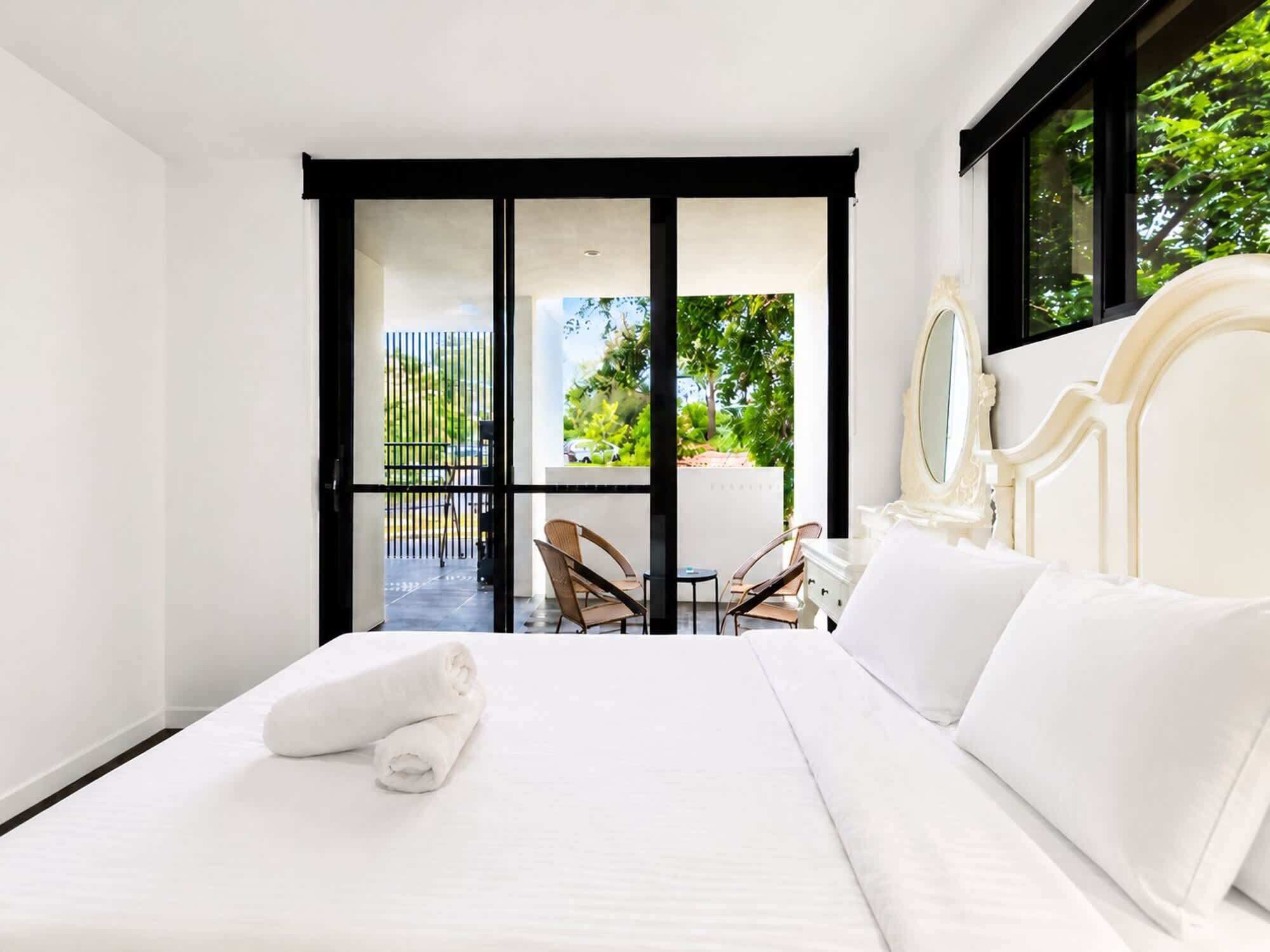 3 bedrooms, desk, bed sheets