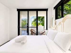 3 bedrooms, desk, bed sheets - Elevated 3-Bed Apartment Close to Brisbane River (Saint Lucia)