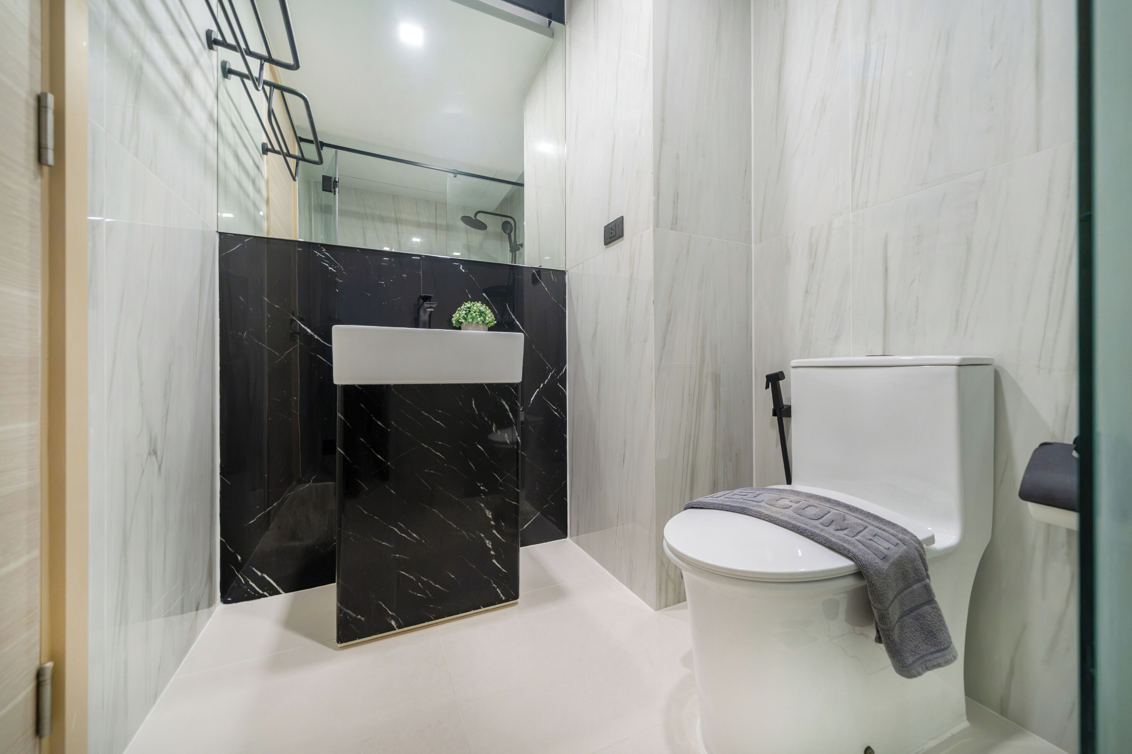 Deluxe Studio Suite, Balcony, Mountain View | Bathroom
