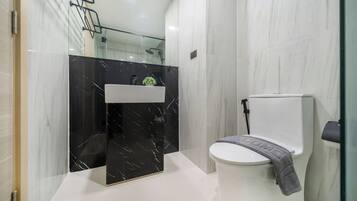 Deluxe Studio Suite, Balcony, Mountain View | Bathroom