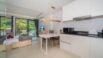 Studio Suite Deluks, balkon, pemandangan gunung | Interior