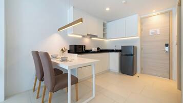 Suite estudio Deluxe, balcón, vistas a la montaña | Cocina privada