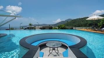 2 outdoor pools