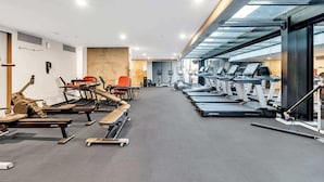 Et fitnesscenter med løbebånd, motionscykler og styrkemaskiner.