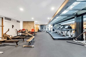 Ein Fitnessstudio mit Laufbändern, Ergometer und Krafttrainingsgeräten.