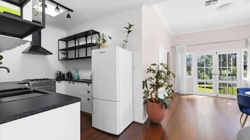 Coffee/tea maker, fridge, microwave, oven