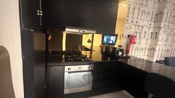 Frigorifero con congelatore, microonde, forno, piano cottura