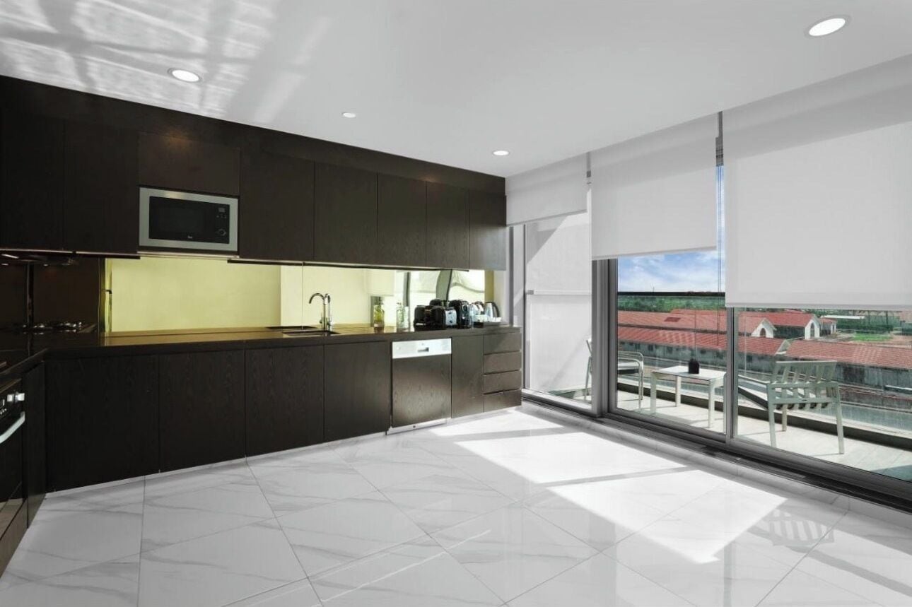Full-sized fridge, microwave, oven, stovetop