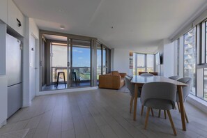 Dining area - Skyline-View 2-Bed Apartment Near Flemington (Flemington)