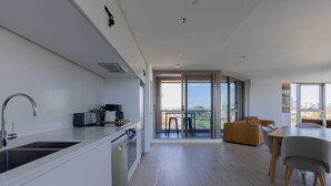 Private kitchen - Skyline-View 2-Bed Apartment Near Flemington (Flemington)