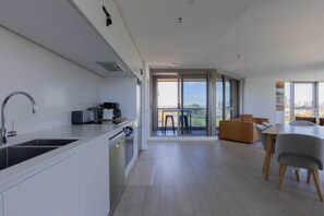 Private kitchen - Skyline-View 2-Bed Apartment Near Flemington (Flemington)