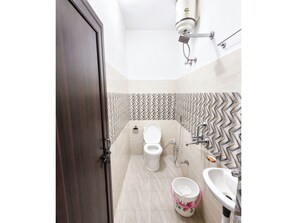 Quarto casal | Banheiro | Chuveiro, chinelos, sabonete, shampoo