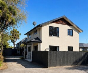 Exterior - Snowfed House - perfect for 2 families or large groups | sleeps 9 (Methven)