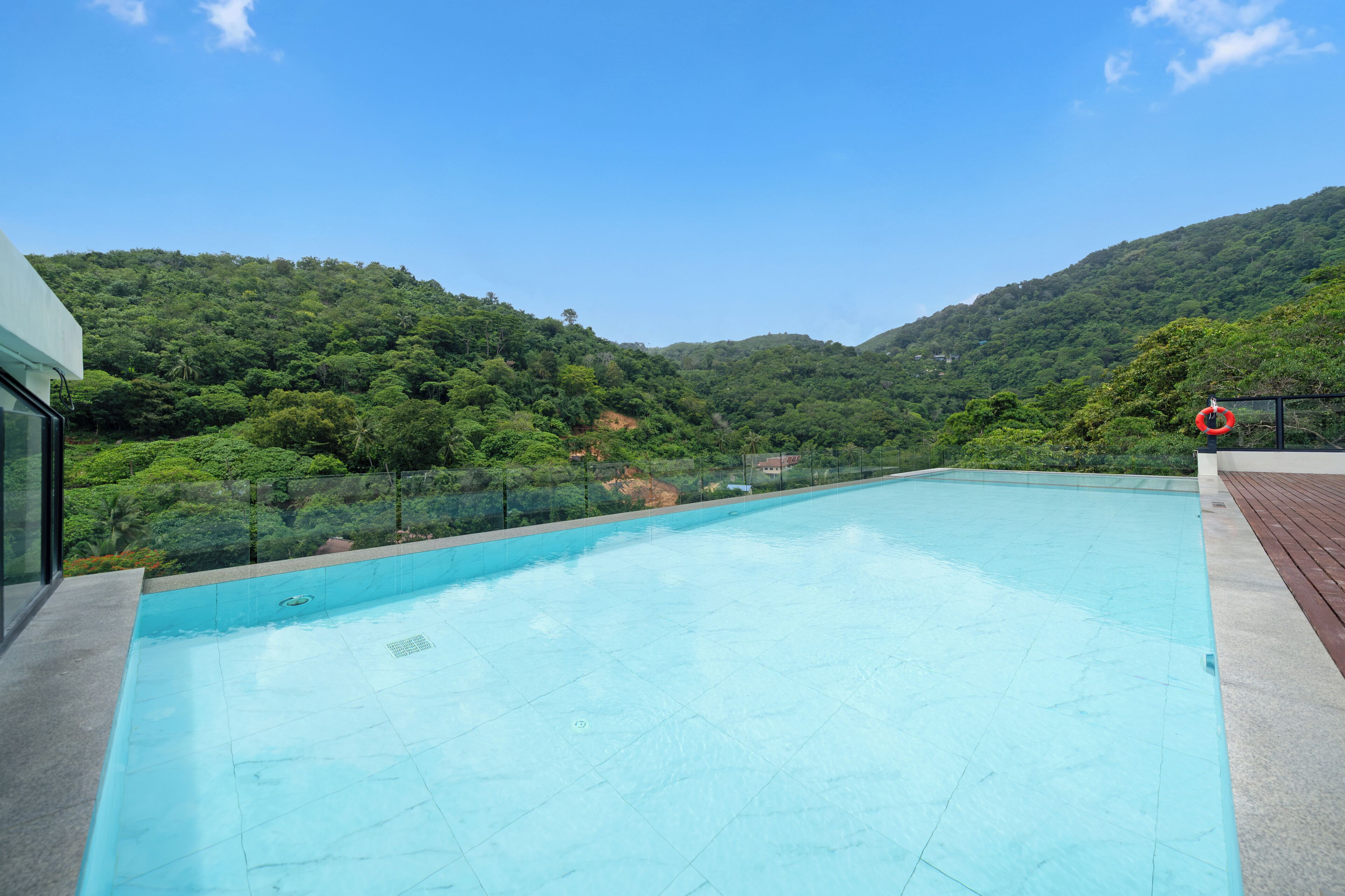 2 piscinas al aire libre, cabañas de piscina gratuitas, sombrillas