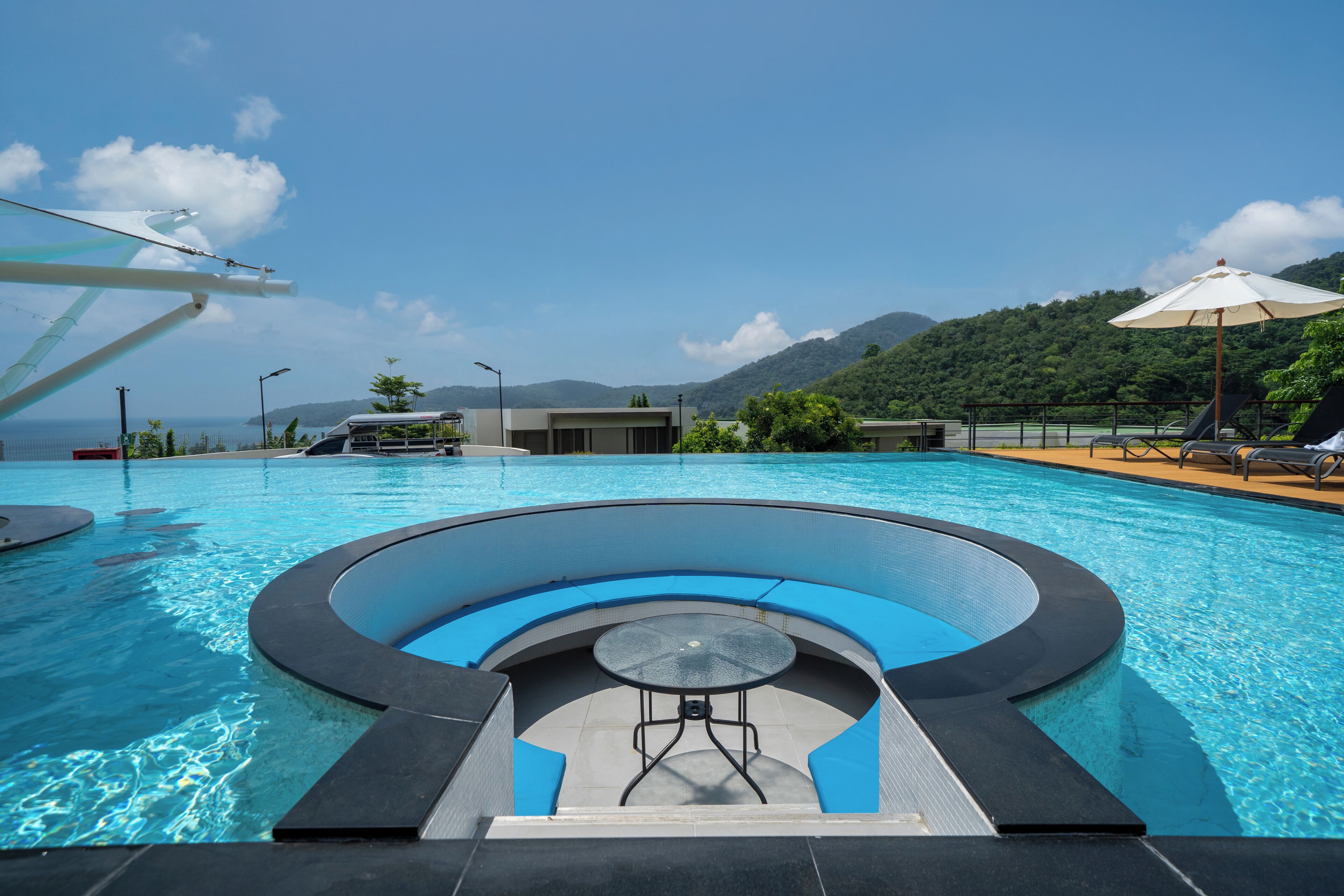 2 outdoor pools, free pool cabanas, pool umbrellas