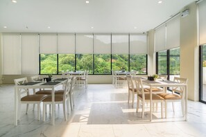 Dining - Modern Studio Rooftop Pools UTKR 205 (Tambon Karon)