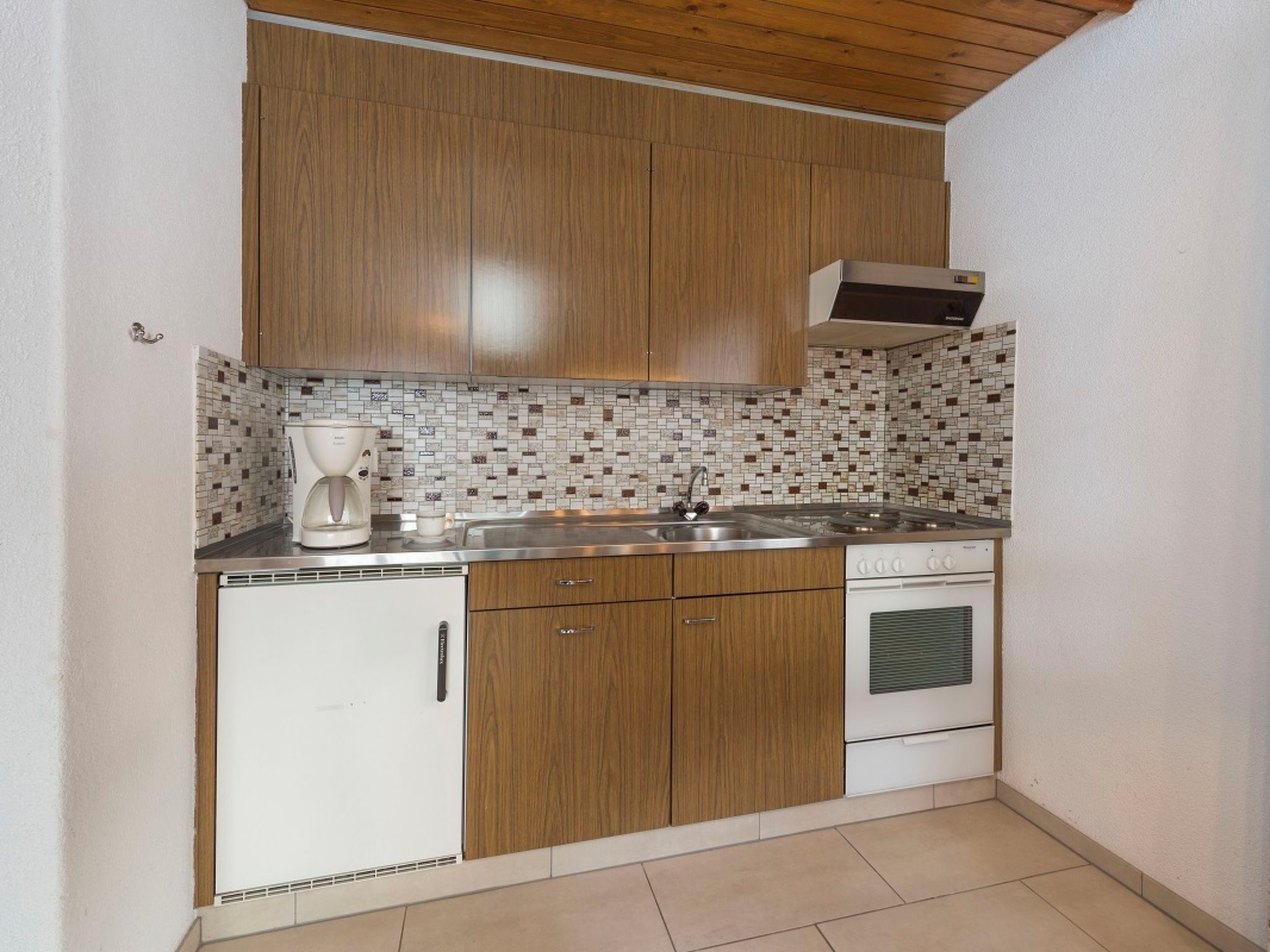 Kühlschrank, Ofen, Kochgeschirr/Geschirr/Besteck