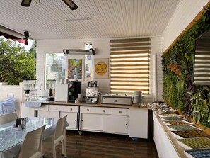 Outdoor dining - Amsterdam Hotel (Kemer)