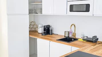 Kühlschrank, Mikrowelle, Ofen, Kochgeschirr/Geschirr/Besteck