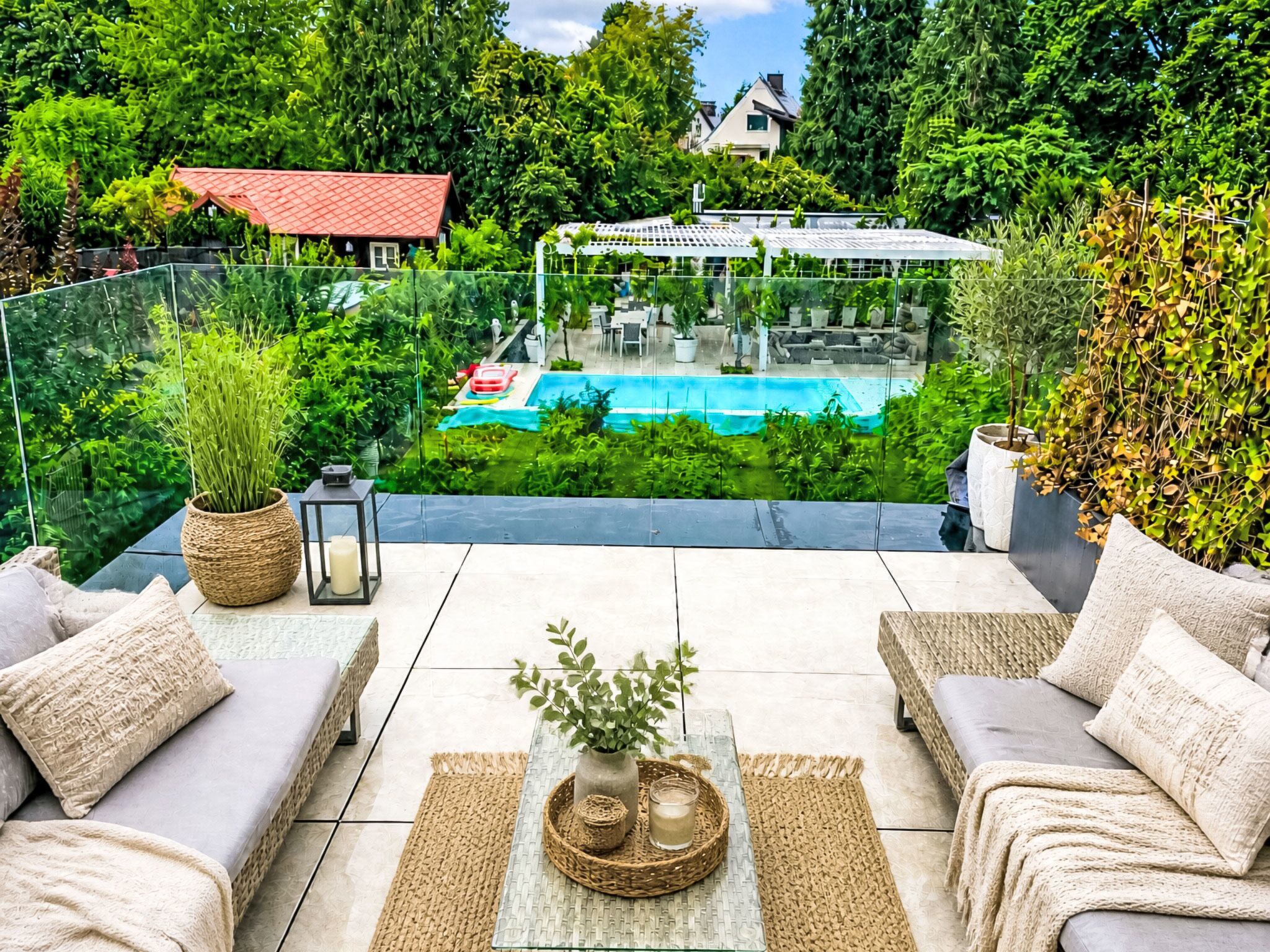 Un balcon agrémenté de mobilier d’extérieur, une petite piscine et une végétation luxuriante.