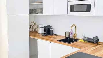 Kühlschrank, Mikrowelle, Ofen, Kochgeschirr/Geschirr/Besteck