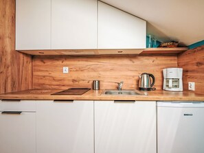 冷蔵庫、調理器具と食器