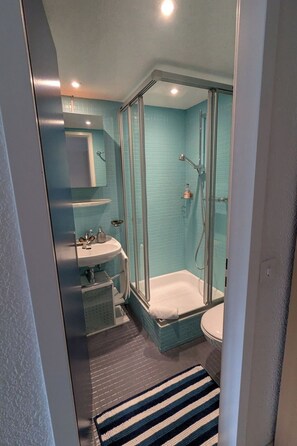 A bathroom with a glass-enclosed shower, a sink, and a toilet. - Alpina Peaks Appartement/Fewo Appartement/Fewo by Interhome (Saas-Fee)