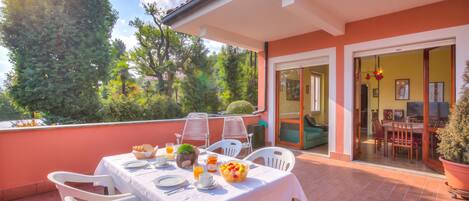 Family Apartment, 2 Bedrooms, Microwave, Mountainside (Manuela's Apartment Stresa Lake View) | Outdoor dining