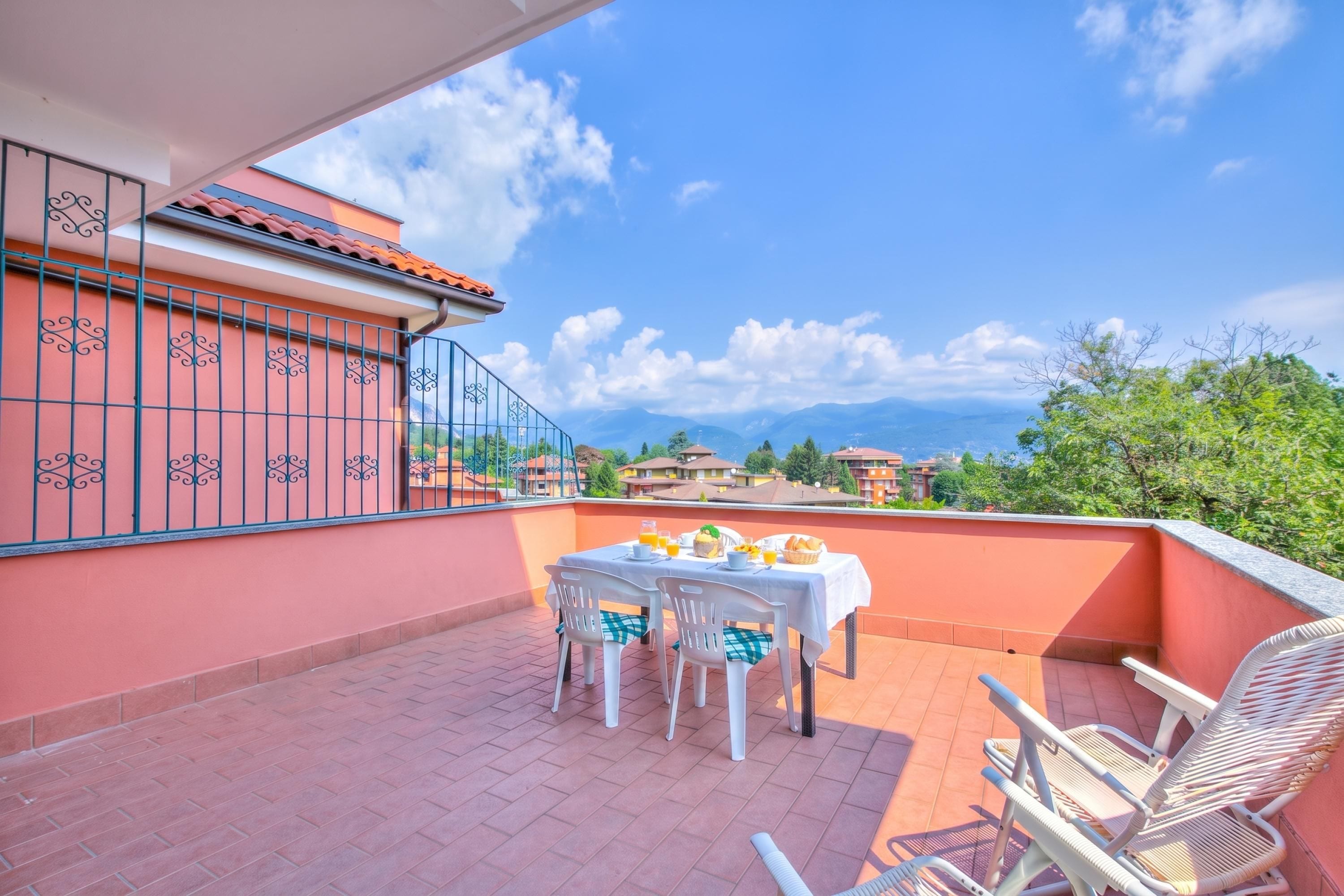 Eine Terrasse mit Tisch und Stühlen für zwei Personen, mit Blick auf die umliegende Landschaft.