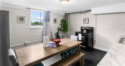 Dugan Cottage Haven- 2 Full Units/Great for Groups