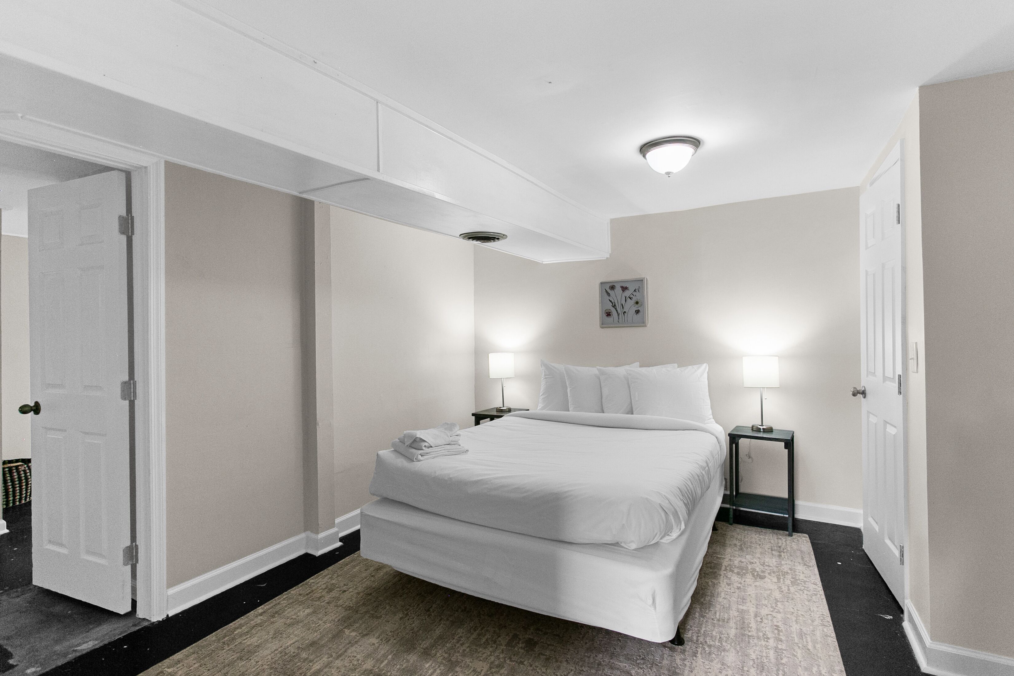 6 bedrooms, desk, iron/ironing board, free WiFi