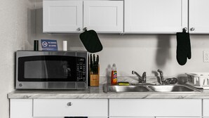 Cafetera/tetera, refrigerador, microondas, horno