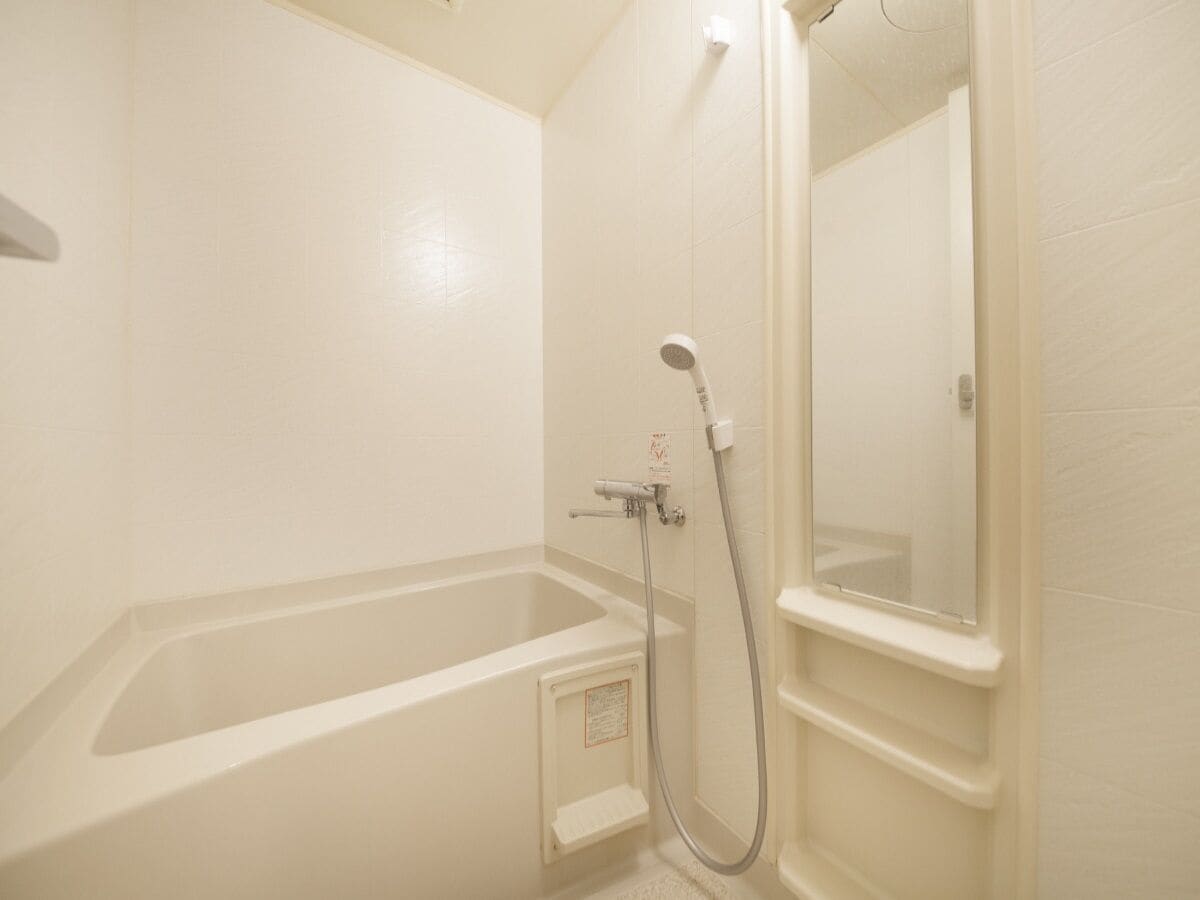 Ein Badezimmer mit Badewanne und Dusche.