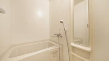 Ein Badezimmer mit Badewanne und Dusche.