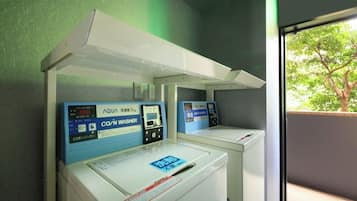 Eine Münzwaschmaschine mit digitaler Anzeige und Münzeinwurfschlitz.