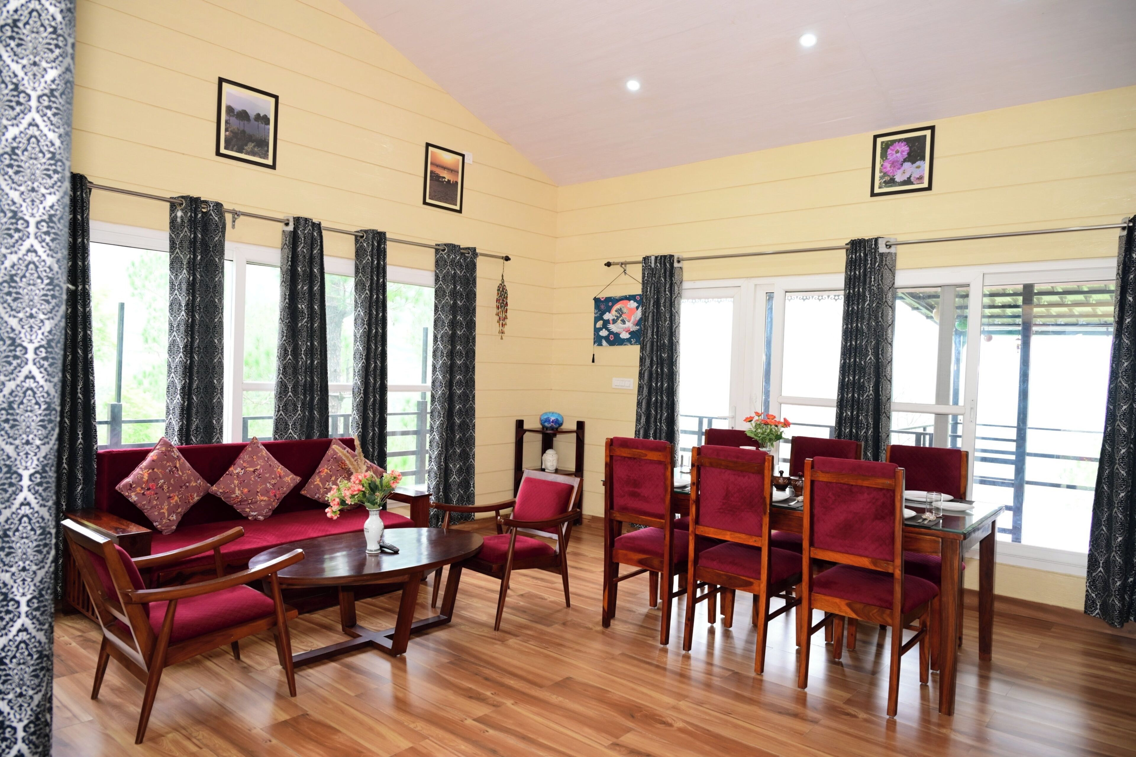 Family Suite, Mountain View | Living area | Smart TV
