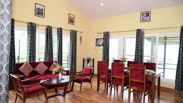 Family Suite, Mountain View | Living area | Smart TV